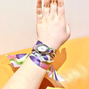 Watch with changeable ribbon